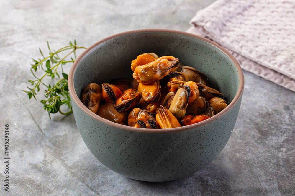 Fototapeta premium Peeled mussels heap in the bowl