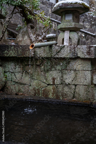 奈良 東大寺 二月堂の手水舎 清らかな水が流れる和の風景