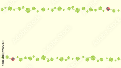 四つ葉のクローバーとてんとう虫、16対9の横長サイズの黄色い背景