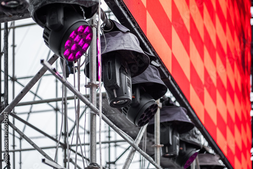 stage lighting setup and led screen installation for live event, concert lights rigs and digital screen calibration for event production