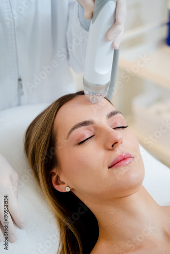 Canvastavla Needle fractional RF facelift procedure in professional medical cosmetology clinic