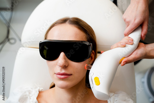 Foto Rosacea treatment with IPL laser equipment in clinic.