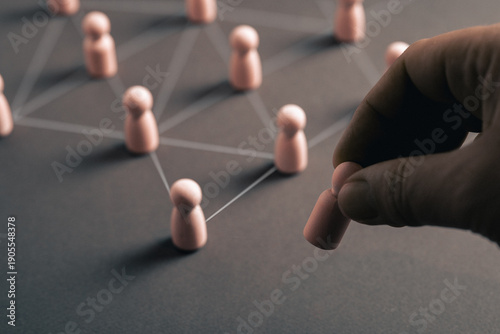 Tableau sur toile Removing a node from network, decision making and exclusion in group connections
