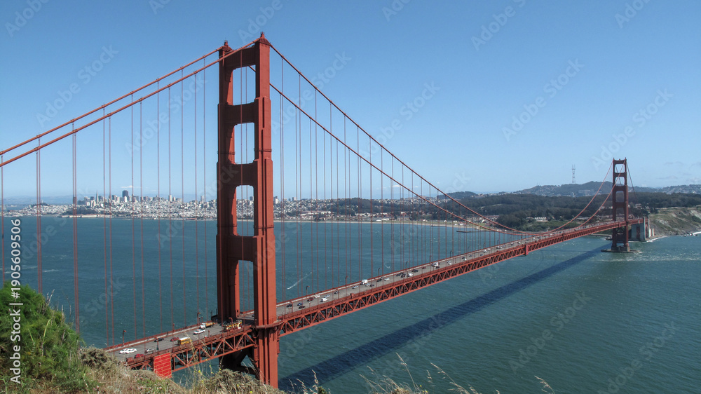 Fototapeta premium Golden Gate Bridge Side View Over the Bay