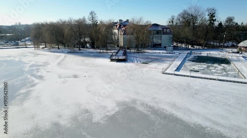 Zima w Zebrzydowicach na Śląsku w Polsce z lotu ptaka. Park z pałacem i zamarzniętym stawem.