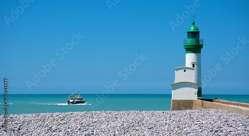 Tableau sur toile Le Tréport, Leuchtturm am Strand bei blauem Himmel, Panorama