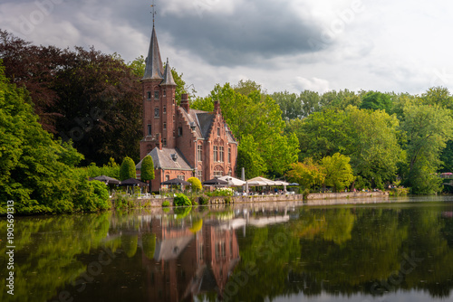 Tableau sur toile Schloss am Minnewater in Brügge bei Sonnenuntergang, Belgien Tourismus