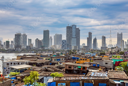 Obraz na plátně Urban slum and modern Mumbai skyline.