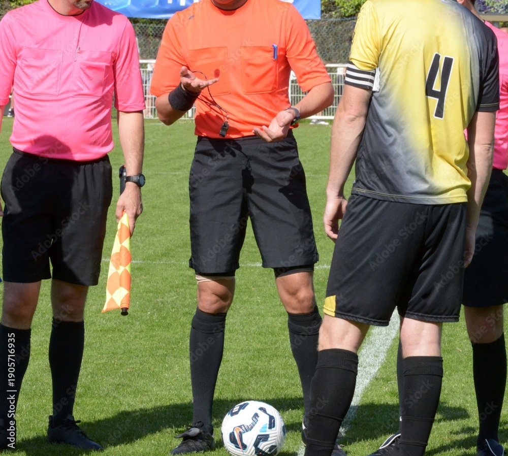 Fototapeta premium le tirage de l'arbitre au football