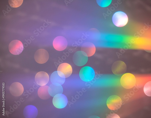 虹色の光の玉ボケが広がる美しいミニマル背景
a beautiful minimal background with iridescent glowing bokeh lights
