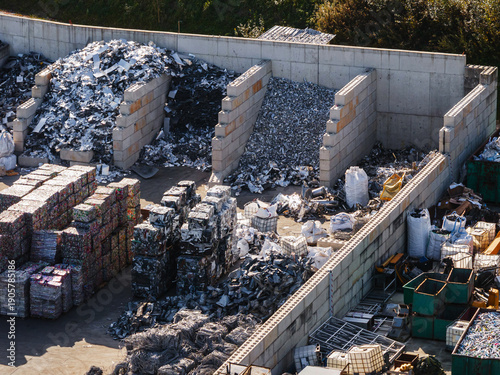 Schilderij op canvas An aerial view of a metal recycling plant showing piles of scrap metal ready for sorting and processing in an industrial area