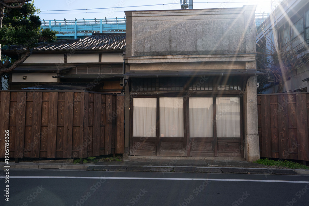 Naklejka premium 日本の武家屋敷風の門構え
