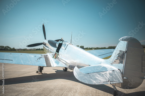 Φωτογραφία Shiny vintage airplane parked on the tarmac on a sunny day
