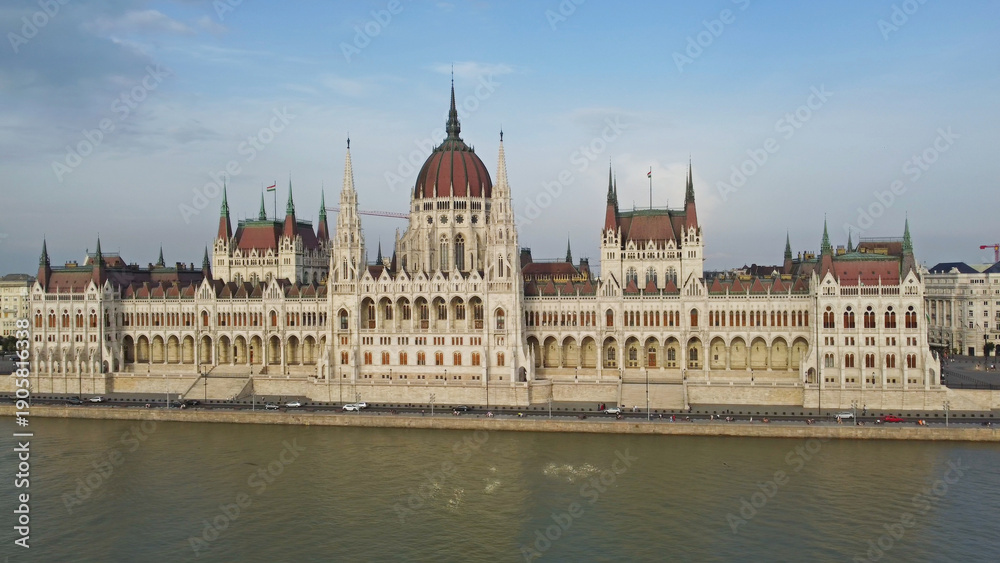 Obraz premium Hungarian Parliament building on Danube river