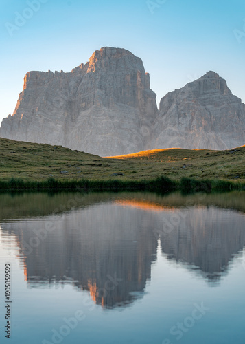 Foto Monte Pelmo reflected on calm Lago delle Baste in Mondeval, Dolomites, Italy