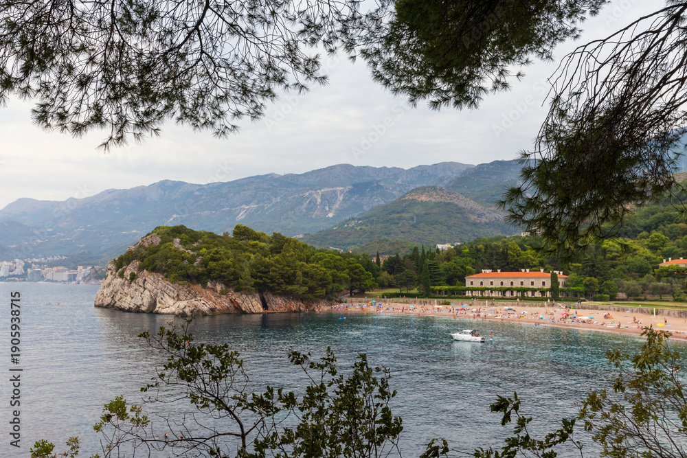 Fototapeta premium A tranquil coastal scene featuring a rocky coast