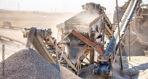 Bild auf Leinwand Vibrating screen stone crusher in operation