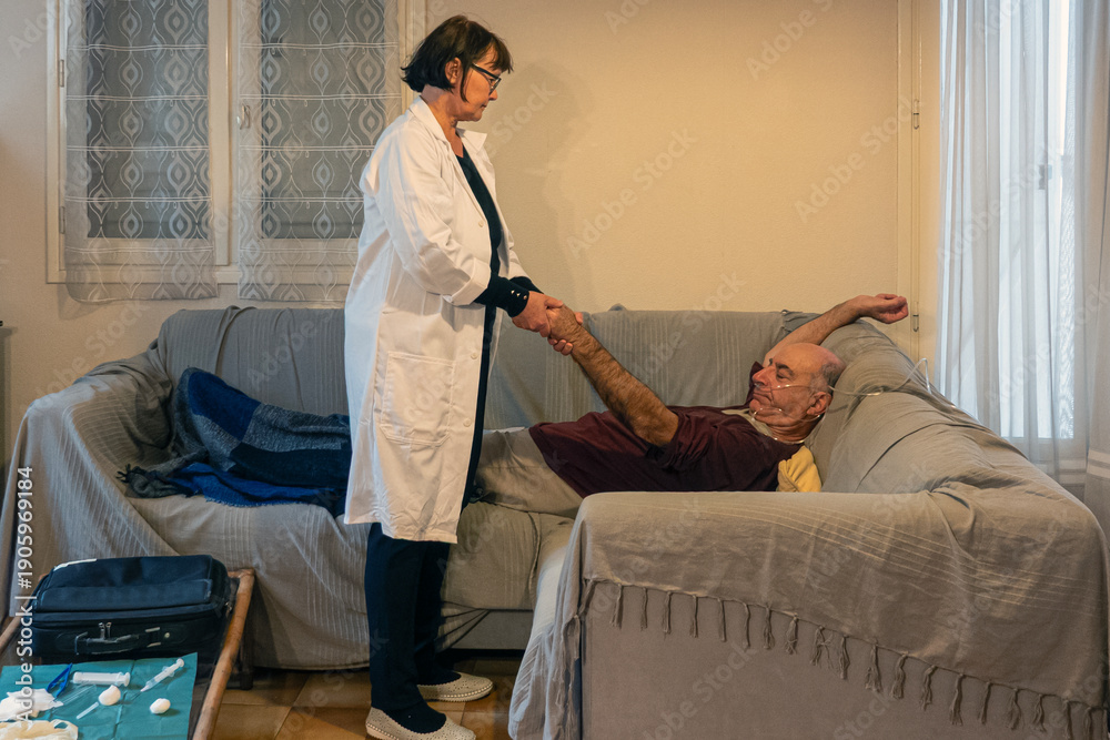 Obraz premium A healthcare worker helps an elderly man while he sits on a couch