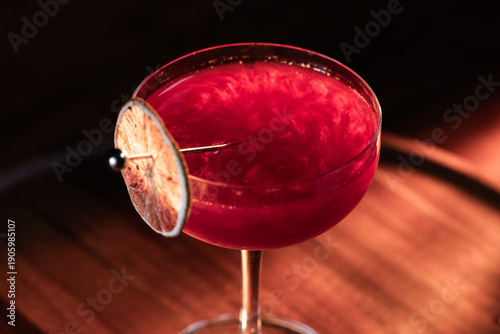 Fotografía Beautiful texture on a cosmopolitan using reg edible glitter and and a dehydrate
