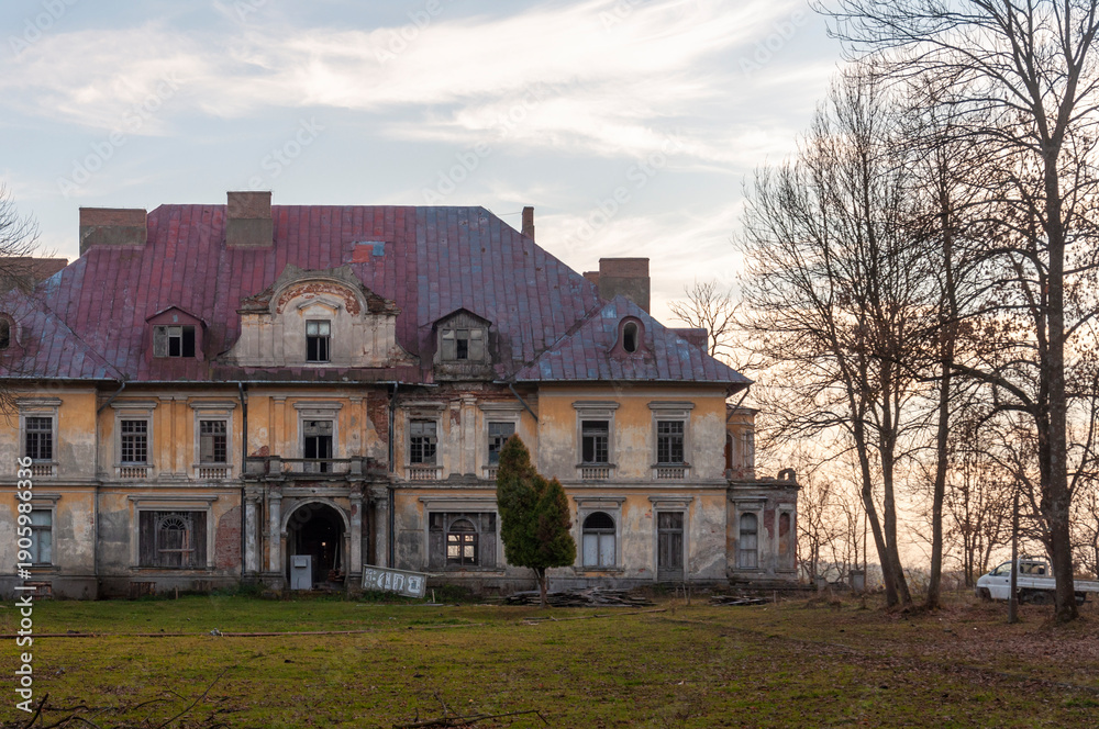 Fototapeta premium Abandoned Historic Palace in Eastern Europe