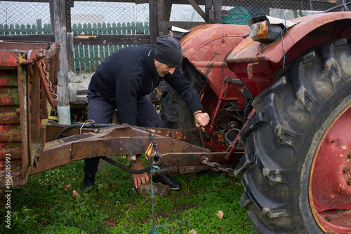 Εκτύπωση καμβά Man attaching trailer to tractor hitch