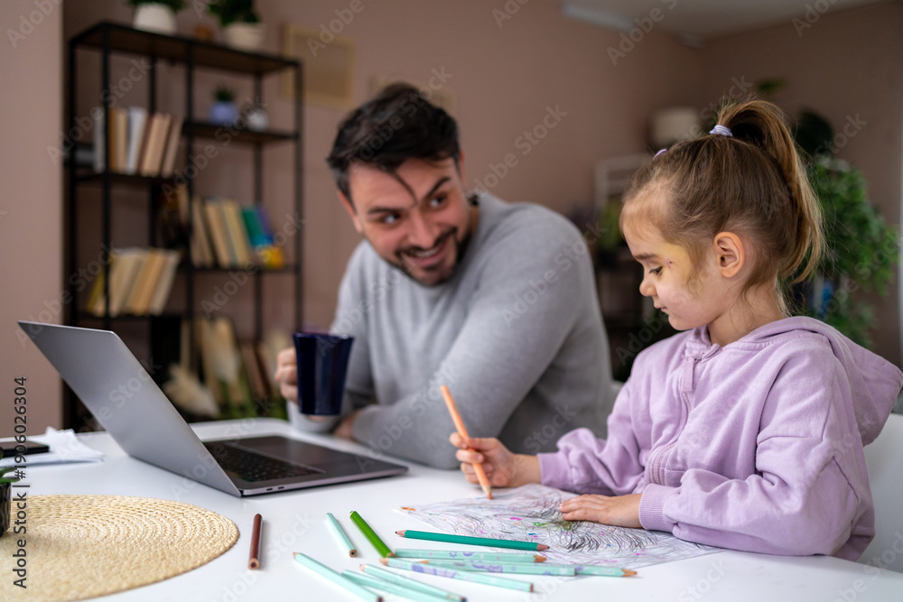 Naklejka premium Father and daughter color together at home during afternoon while laptop is open