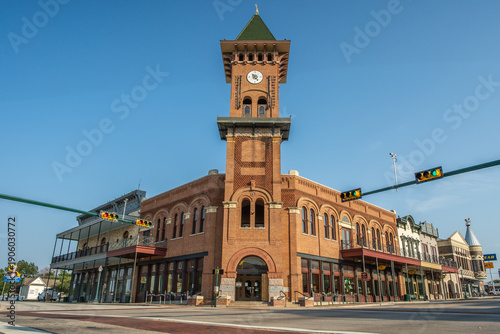 Valokuva Red Brick Building With Tall Clock Tower and Shops Along Sidewalk in Downtown Gr