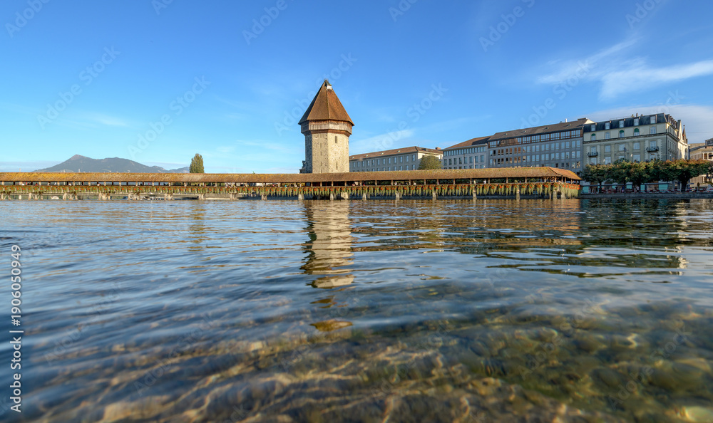 Obraz premium Chapel Bridge and Water Tower reflected in the Reuss River, Lucerne, Switzerland