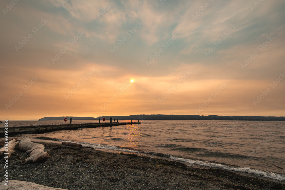 Obraz premium Pier at Mukilteo in late afternoon sun