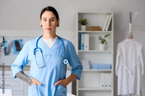 Quadro em tela Portrait of tattooed female doctor in clinic