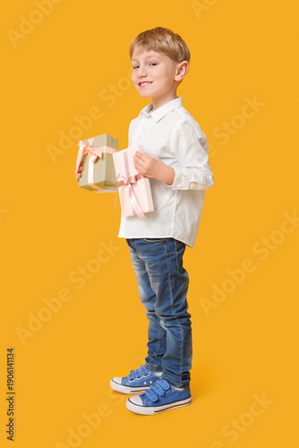Cute little boy with gift b...