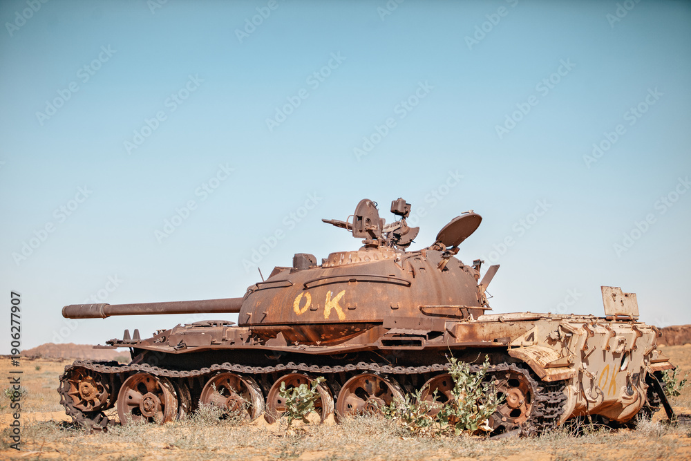 Fototapeta premium A lone, old tank from the Toyota War standing in a vast, arid landscape.