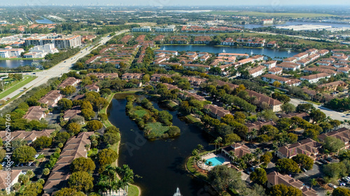 Foto Drone view of suburban homes and lake in sunny Florida landscape