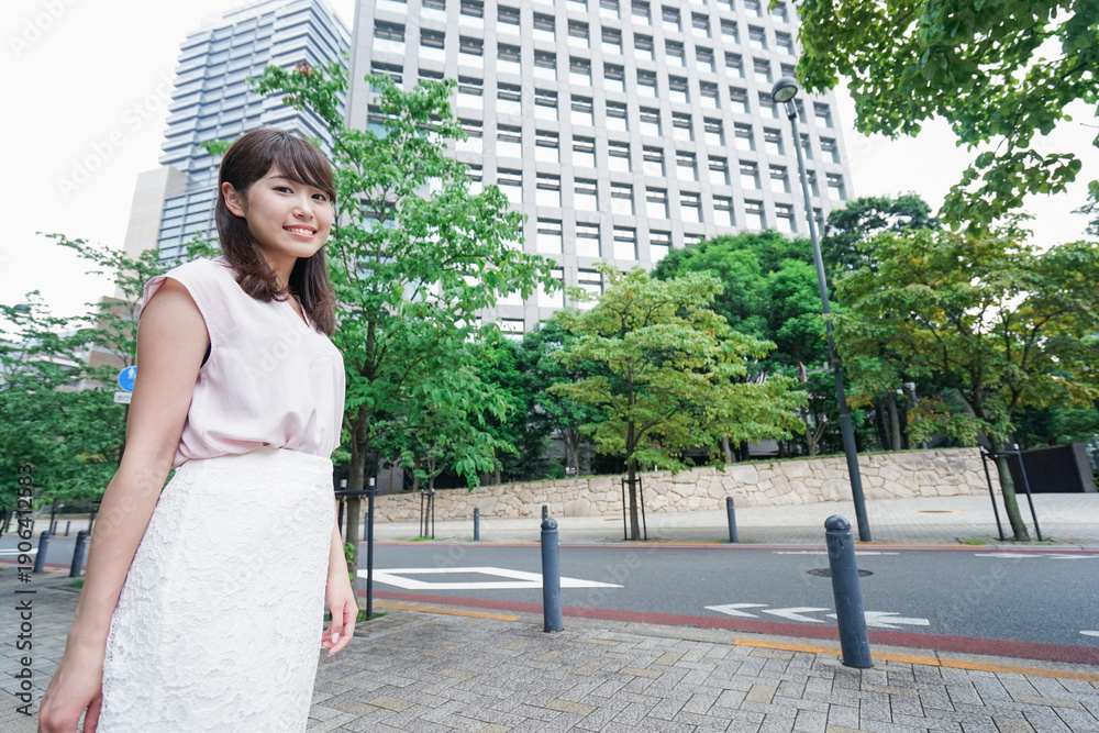 © maroke - ビジネスカジュアル女性