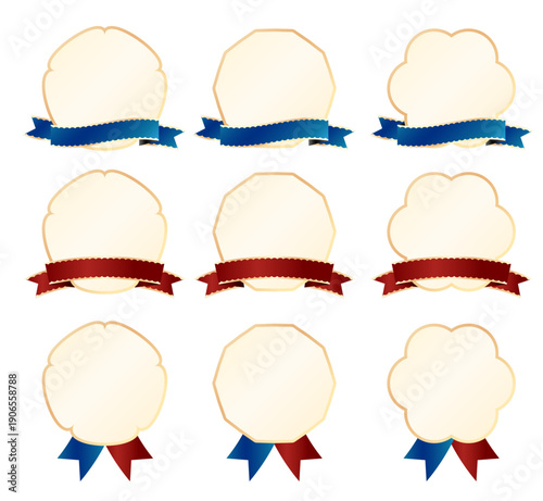 赤と濃紺のサテンリボン付き・金箔のフレームのラベルバッジ9種セット。円形・八角形・スカラップの花型フレーム、ゴールドの縁取りと赤・青の立体的なリボンがあしらわれたエレガントなデザイン。お正月、周年記念、セール見出し、ギフトラッピング、メッセージカードに最適な高品質ベクター素材。