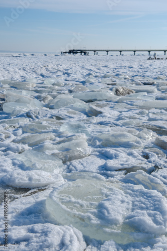 Die zugefrorene Ostsee bei Bansin Usedom Deutschland mit Seebrücke und Eisschollen