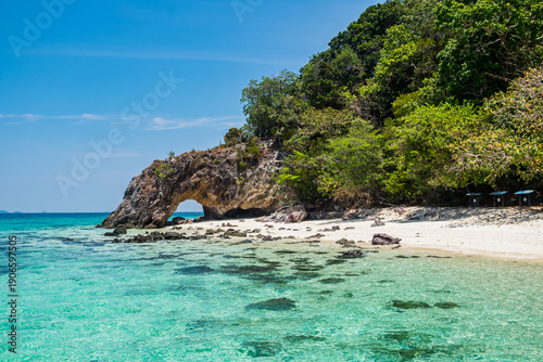 Foto Beautiful beach at Talang Island, Satun, Thailand