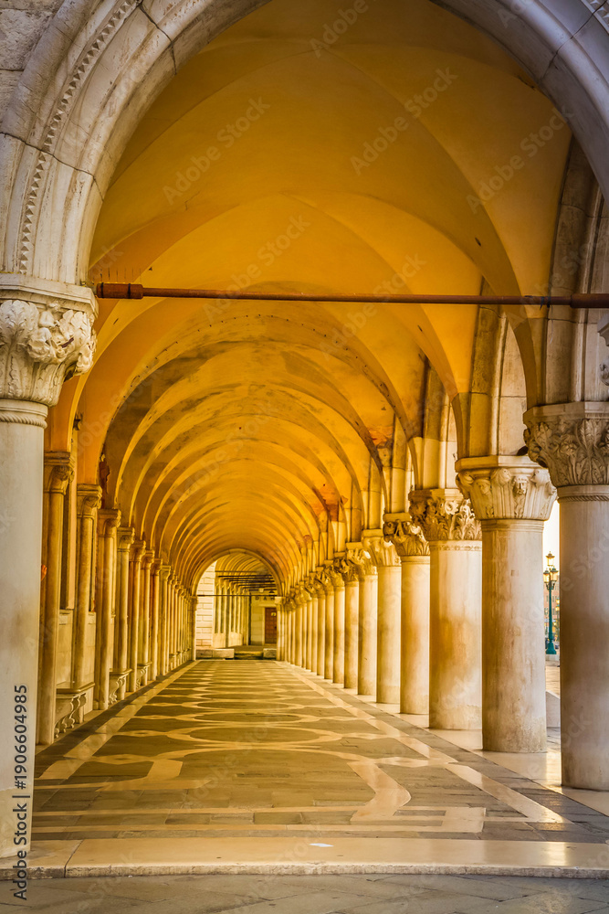 Fototapeta premium Palace of Doges detail - row of arches, Venice, Italy