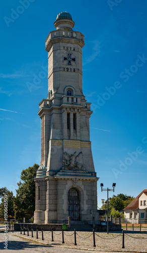 Gedenkturm für die Schlacht bei Großbeeren 1813 mit den Daten der Schlacht, ihre Bedeutung für die Befreiungskriege und einem Eisernen Kreuz (weitere Inschriften retuschiert)