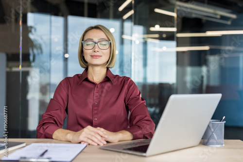 Foto Businesswoman practicing mindfulness and meditation at her office desk, taking a