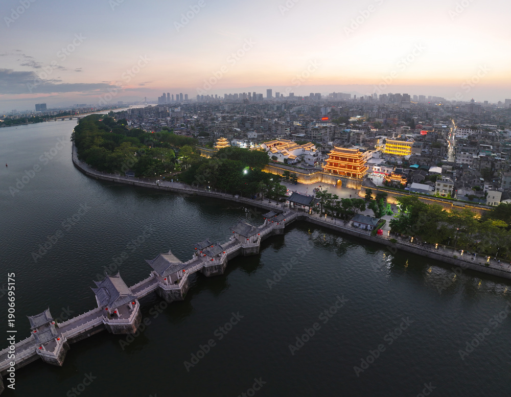 Obraz premium Night aerial photography of Guangji Building in Chaozhou Ancient City, Chaozhou City, Guangdong Province