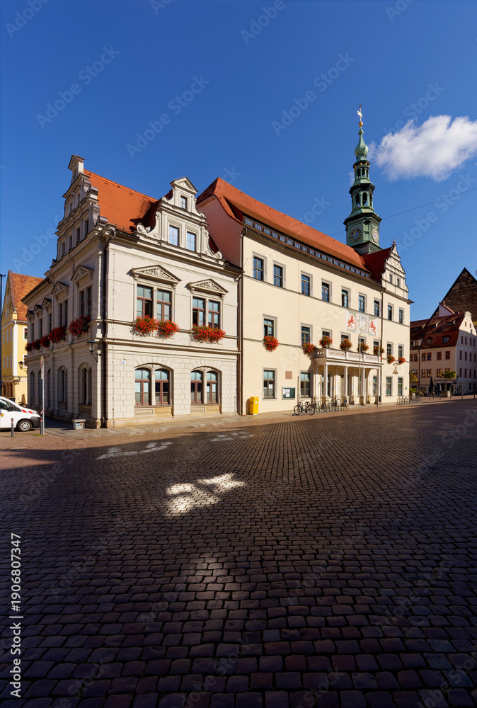 Fototapeta premium Historisches Rathaus in der Altstadt von Pirna an der Elbe, Sächsische Schweiz, Landkreis Sächsische Schweiz-Osterzgebirge, Sachsen, Deutschland
