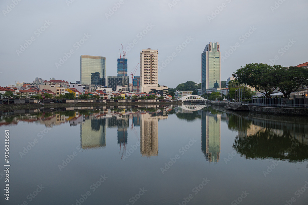 Obraz premium Clarke Quay Singapore shot during early dawn hours. Sustainable township and architectural design.
