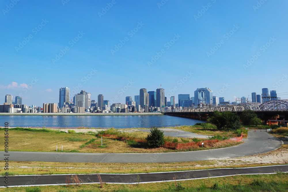Fototapeta premium 淀川右岸の河川敷と対岸のビル群(大阪)