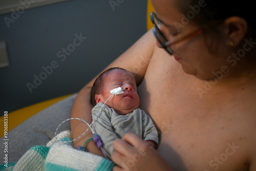 Cuadro en lienzo premature baby under observation in a hospital room