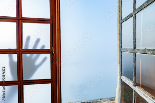 Geöffnetes Fenster mit einer Hand von aussen