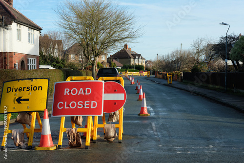 Foto Road works on a suburban street, UK