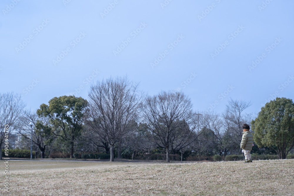 Obraz premium 公園で立つ後ろ姿の子供
