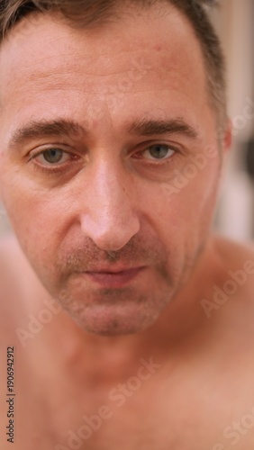 Foto Vertical photo Carefully setting up appearance before crucial digital presentati