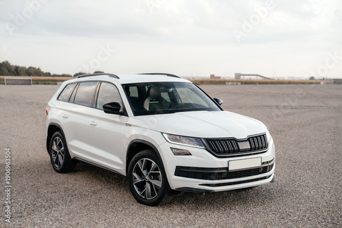 Foto A tall family SUV, white in color, with a sporty design, which is distinguished by a spacious interior, a huge trunk and an excellent balance between comfort and handling